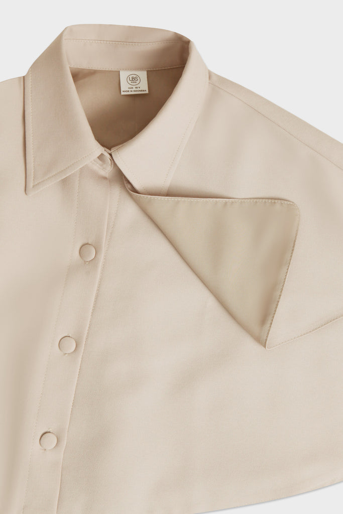 Kids cape outer, outer anak model cape, layered cape top for kids, atasan anak dengan model cape, kids cape with covered button closure, outer anak stylish, fashion anak modern, adorable kids cape outer, outer anak, cape outer anak perempuan, luaran anak perempuan.