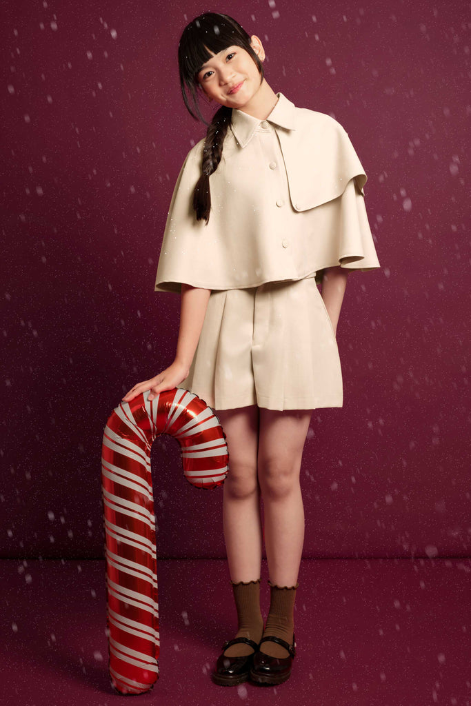 Kids cape outer, outer anak model cape, layered cape top for kids, atasan anak dengan model cape, kids cape with covered button closure, outer anak stylish, fashion anak modern, adorable kids cape outer, outer anak, cape outer anak perempuan, luaran anak perempuan.