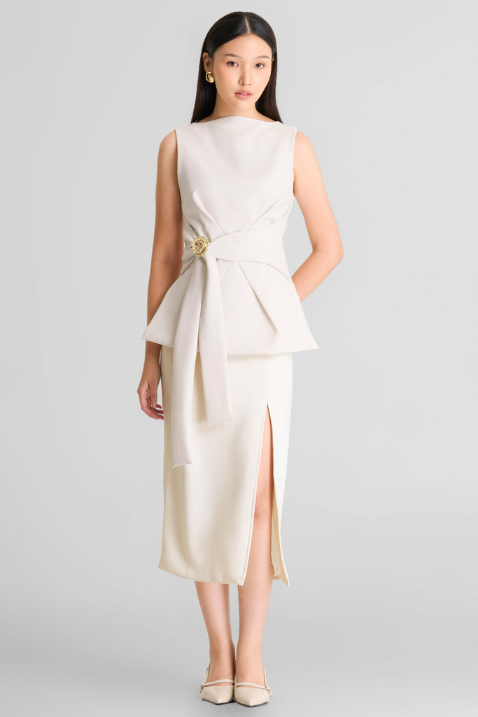 Top, Top wanita, atasan wanita, sleeveles top, top detail brooch di pinggang, top tali pinggang, atasan wanita round neck, top elegant, top smart casual, top LOOKBOUTIQUESTORE