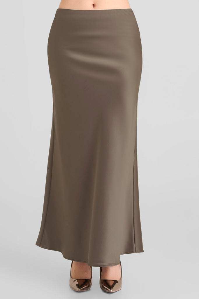 Satin skirt wanita, Model satin skirt terbaru, Satin skirt panjang, Rok satin, Satin skirt untuk formal, Satin skirt polos, Inspirasi outfit dengan satin skirt, bawahan wanita, bottom , rok satin, LBS, LOOKBOUTIQUESTORE