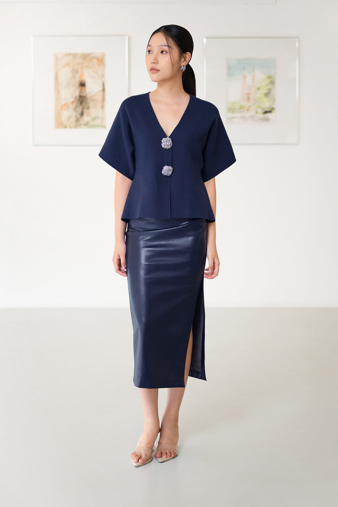 Top, atasan wanita, knit top, Top knit berlengan dengan kancing depan, Model top knit kancing depan terbaru, Knit top berlengan wanita stylish, Blouse knit berlengan dengan detail kancing,Knit top kancing depan casual look, top knit v neck, atasan leher V