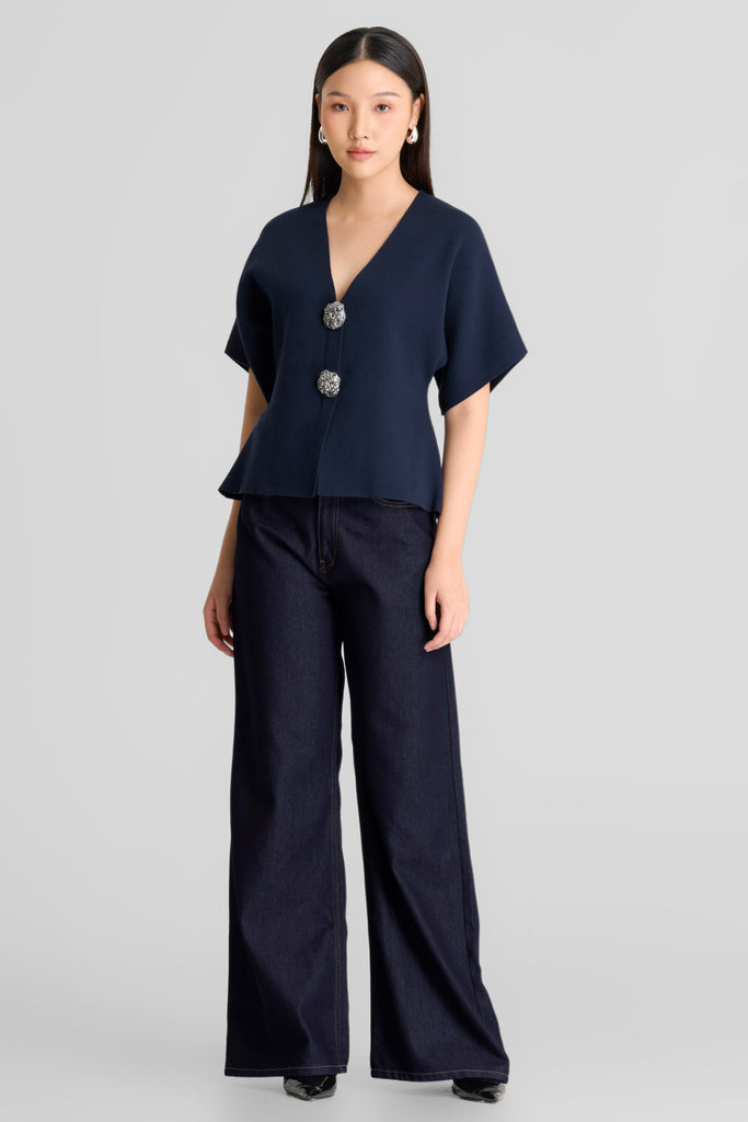 Top, atasan wanita, knit top, Top knit berlengan dengan kancing depan, Model top knit kancing depan terbaru, Knit top berlengan wanita stylish, Blouse knit berlengan dengan detail kancing,Knit top kancing depan casual look, top knit v neck, atasan leher V