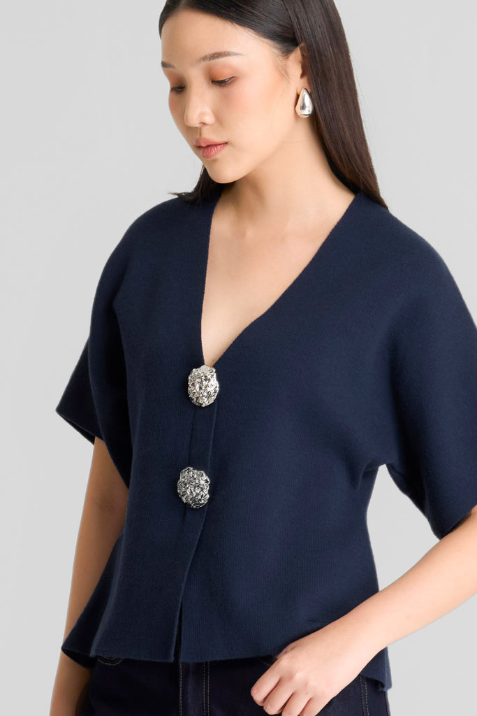 Top, atasan wanita, knit top, Top knit berlengan dengan kancing depan, Model top knit kancing depan terbaru, Knit top berlengan wanita stylish, Blouse knit berlengan dengan detail kancing,Knit top kancing depan casual look, top knit v neck, atasan leher V