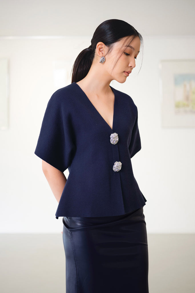 Top, atasan wanita, knit top, Top knit berlengan dengan kancing depan, Model top knit kancing depan terbaru, Knit top berlengan wanita stylish, Blouse knit berlengan dengan detail kancing,Knit top kancing depan casual look, top knit v neck, atasan leher V