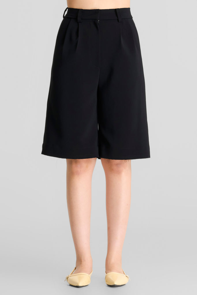 Bermuda pants wanita, Celana pendek bermuda wanita, Celana high waist bermuda, Celana casual formal wanita, Celana pendek elegan wanita, Celana bermuda kekinian, Celana pendek stylish wanita, Celana bermuda modern, Celana pendek trendy wanita, Celana bermuda fashionable, Celana pendek chic wanita, Celana bermuda santai elegan, Celana bermuda casual wanita, Celana pendek modern wanita, Celana bermuda oversized wanita, Celana bermuda classy wanita,Short Pants, Bermuda Pants, Bawahan Wanita.