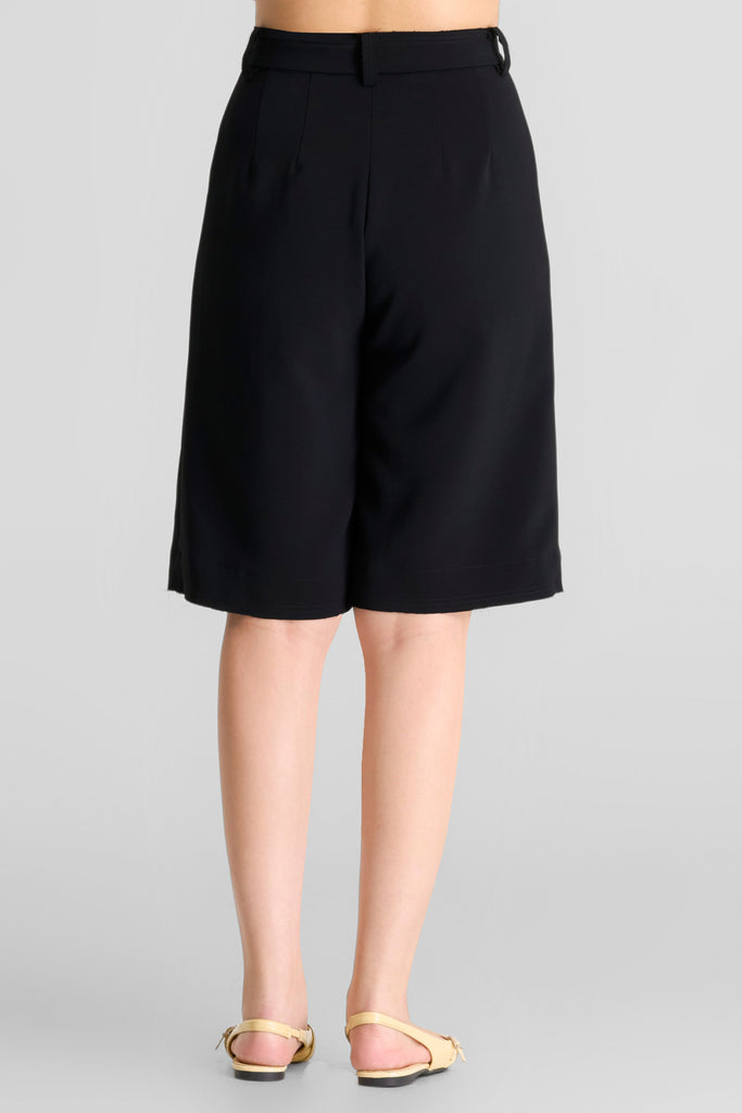 Bermuda pants wanita, Celana pendek bermuda wanita, Celana high waist bermuda, Celana casual formal wanita, Celana pendek elegan wanita, Celana bermuda kekinian, Celana pendek stylish wanita, Celana bermuda modern, Celana pendek trendy wanita, Celana bermuda fashionable, Celana pendek chic wanita, Celana bermuda santai elegan, Celana bermuda casual wanita, Celana pendek modern wanita, Celana bermuda oversized wanita, Celana bermuda classy wanita,Short Pants, Bermuda Pants, Bawahan Wanita.